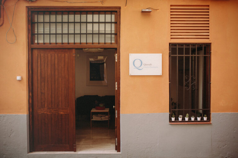 Sala de espera de Queralt Psicología en Valencia